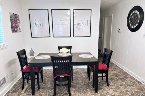 Spacious Luxury Pet Friendly Home - Entire House