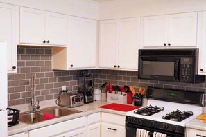 Kylskåp, mikrovågsugn, ugn och spishäll