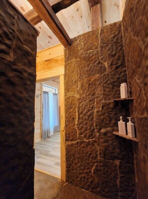 Interior - Rustic Comfort Cabin
Diamond in The Ripple- Hot  (Amity)