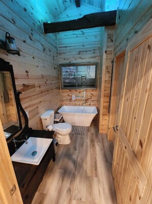 Hair dryer, towels, soap, shampoo - Rustic Comfort Cabin
Diamond in The Ripple- Hot  (Amity)