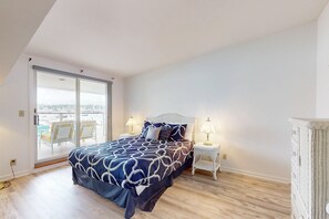 1 bedroom, iron/ironing board, WiFi, bed sheets - Oceanfront, dog-friendly condo with Boothbay Harbor views & prime location (Boothbay Harbor)