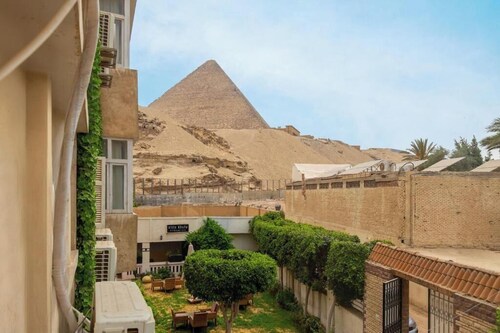 Standard Queen Room with Pyramids View