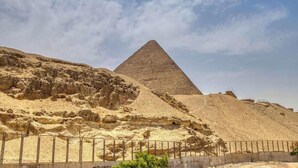 Una struttura a forma di piramide con cielo sereno.