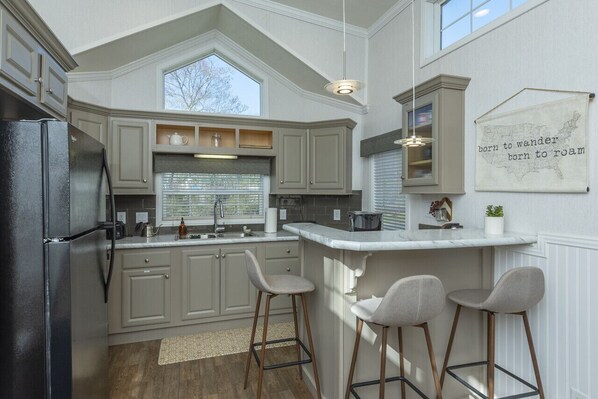 Réfrigérateur, micro-ondes, four, plaque de cuisson