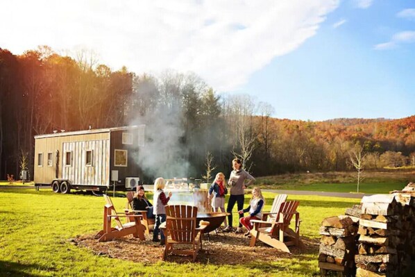Outdoor dining - #5 Shining Rock · Shining Rock @ Acony Bell Tiny Home Village (Mills River)