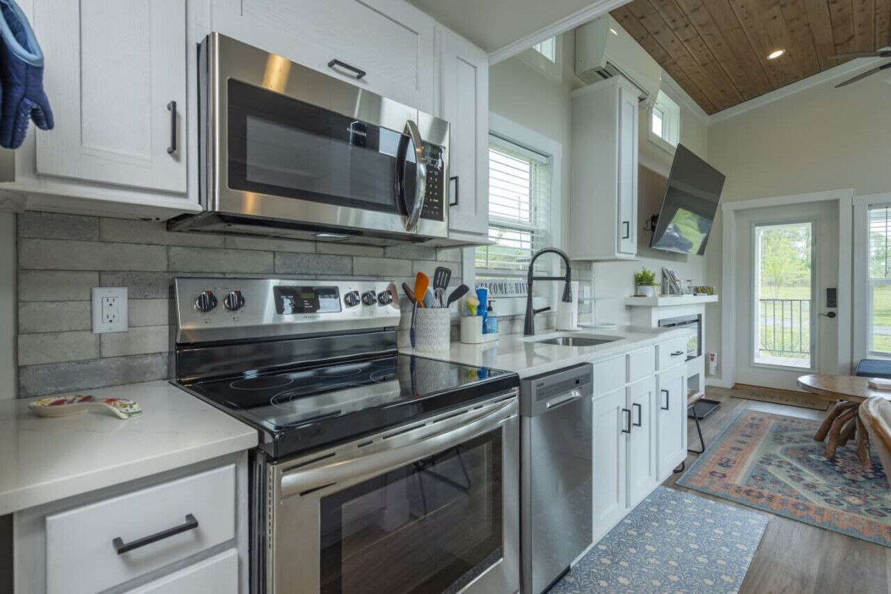 Jääkaappi, mikroaaltouuni, uuni, liesi