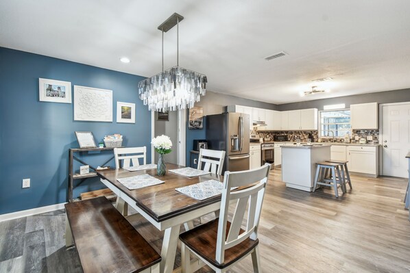 Dining - Relax in the covered "Heart" Pool & hot tub, local dining, min DT and Beaches (St. Augustine)