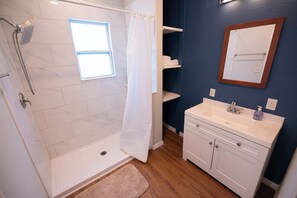 Dusche, Haartrockner, Handtücher, Seife