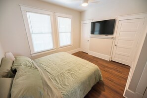 2 slaapkamers, een bureau, een strijkplank/strijkijzer, wifi