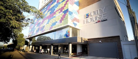 Un edificio con fachada colorida y un letrero que dice "CITY HOUSE".