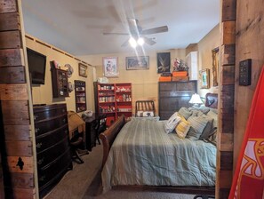 1 bedroom, desk, WiFi, bed sheets