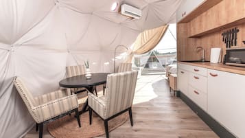 Room | Private kitchenette | Mini-fridge, microwave, coffee/tea maker, electric kettle