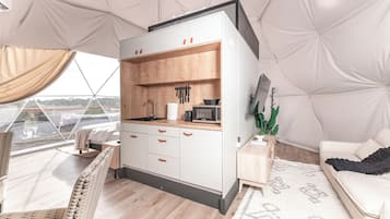 Kamar | Dapur kecil pribadi | Lemari es kecil, microwave, mesin pembuat kopi/teh, dan ketel listrik