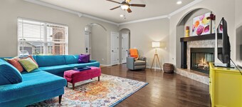 The Colorful Casa: Near AMP/Promenade/Bike Trails