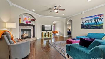 Smart TV, fireplace