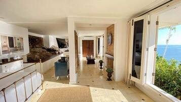 In-room safe, free WiFi, bed sheets