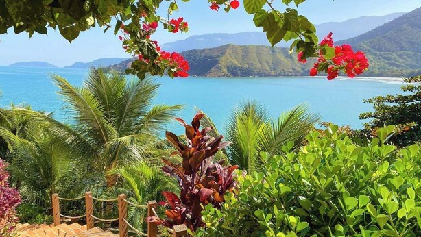 A staircase leading to a scenic overlook with a view of the sea and mountains. - Villa Dei Fiori (São Sebastião)