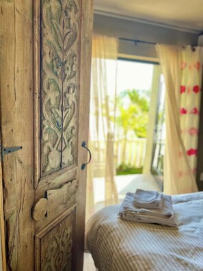 2 chambres, coffres-forts dans les chambres, bureau