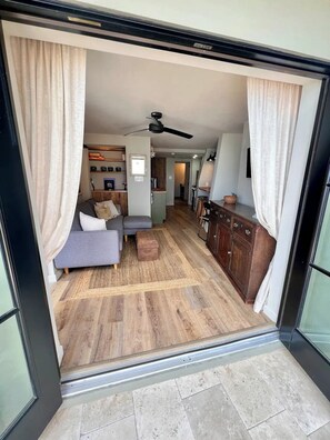 Smart TV, books, stereo - Harbour views, luxury 2 bed/2 bath Apt & walking distance to St George's Town (St. Georges)