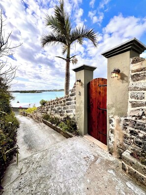 Property grounds - Harbour views, luxury 2 bed/2 bath Apt & walking distance to St George's Town (St. Georges)