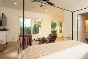 5 bedrooms, desk, travel cot, free WiFi