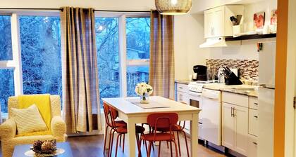 Cozy apartment in Toronto Beaches with WiFi, AC