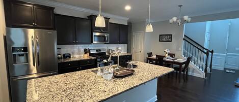 Frigorífic, microones, forn i placa de cuina