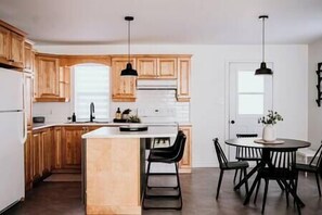 Fridge, microwave, oven, stovetop - Mountain View 1 for professionals (Campbellton)