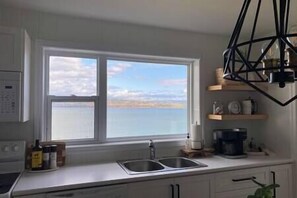 Fridge, microwave, oven, stovetop - Le coin Zen / waterfront-King bed-dishwasher (Dalhousie)