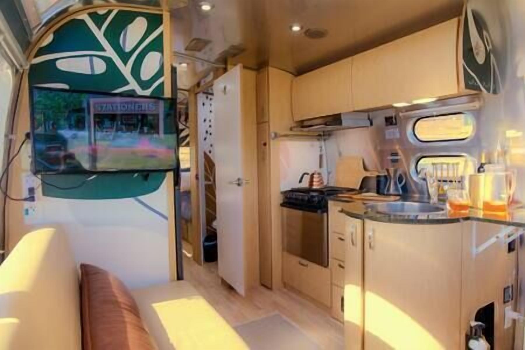 Frigorifero, forno, piano cottura, macchina per tè/caffè