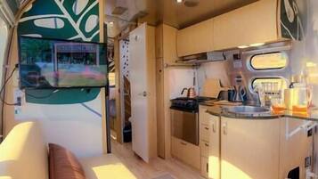 Frigorifero, forno, piano cottura, macchina per tè/caffè