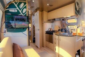 Refrigerador, horno, placa de cocina, cafetera/tetera