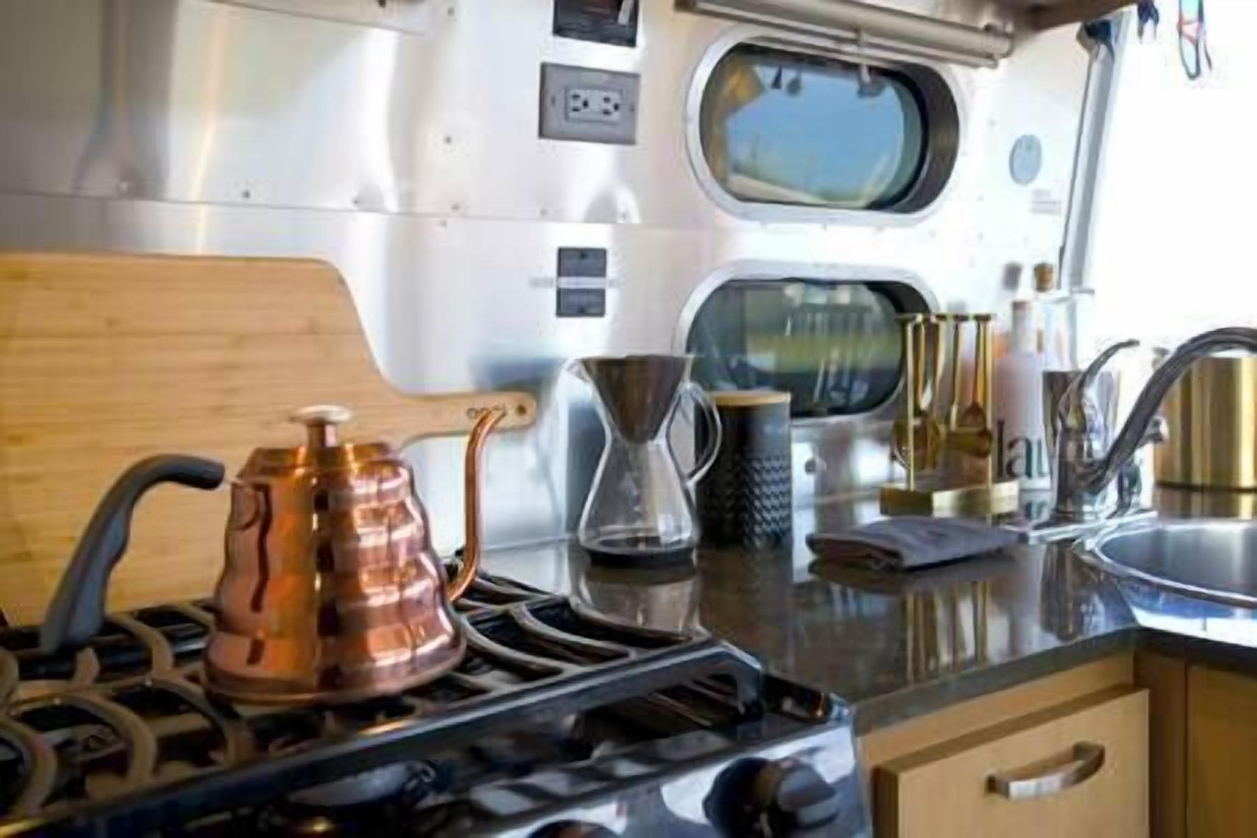 Fridge, oven, stovetop, coffee/tea maker