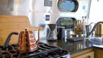 Kjøleskap, ovn, kokeplater og kaffetrakter/tekoker