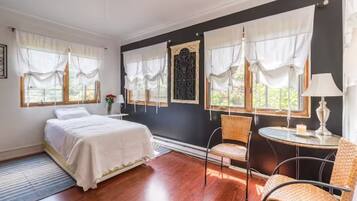 Einzelzimmer | Schreibtisch, laptopgeeigneter Arbeitsplatz, Verdunkelungsvorhänge