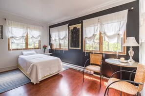 Bureau, espace de travail pour ordinateur portable, rideaux occultants