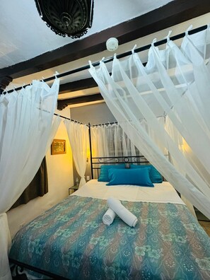Standard Room, 1 King Bed | 1 bedroom, free WiFi, bed sheets