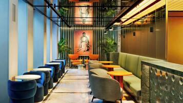 Bar ở tầng thượng, Dùng bữa ngoài trời, mở cửa hàng ngày