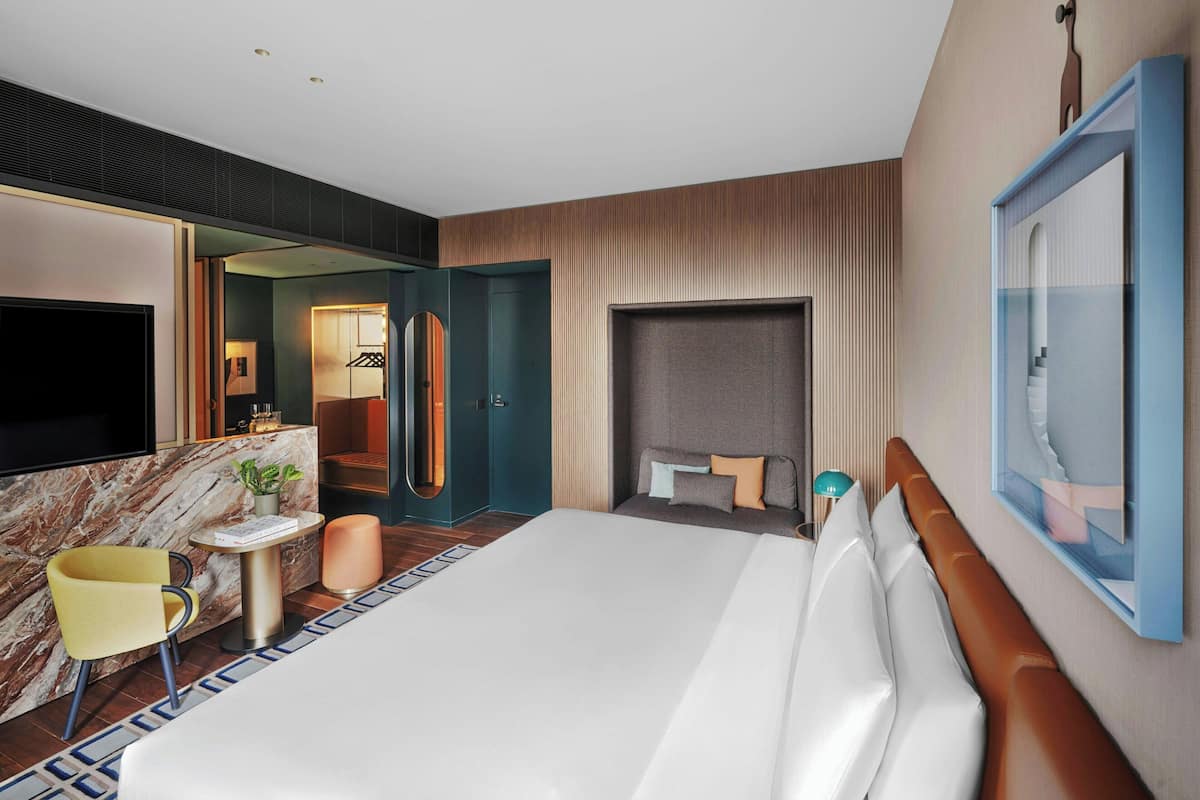 Premier Room, 1 King Bed, Non Smoking | 1 bedroom, hypo-allergenic bedding, minibar, in-room safe