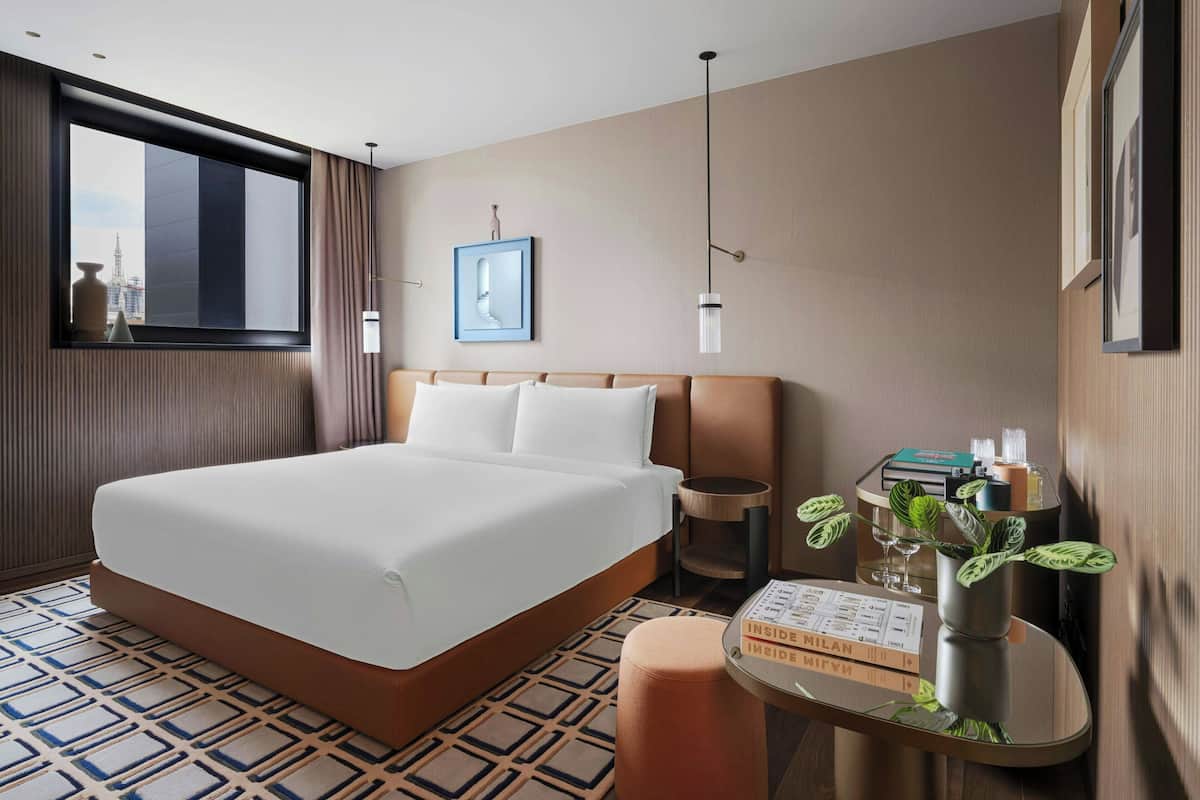 Deluxe Room, 1 King Bed | 1 bedroom, hypo-allergenic bedding, minibar, in-room safe