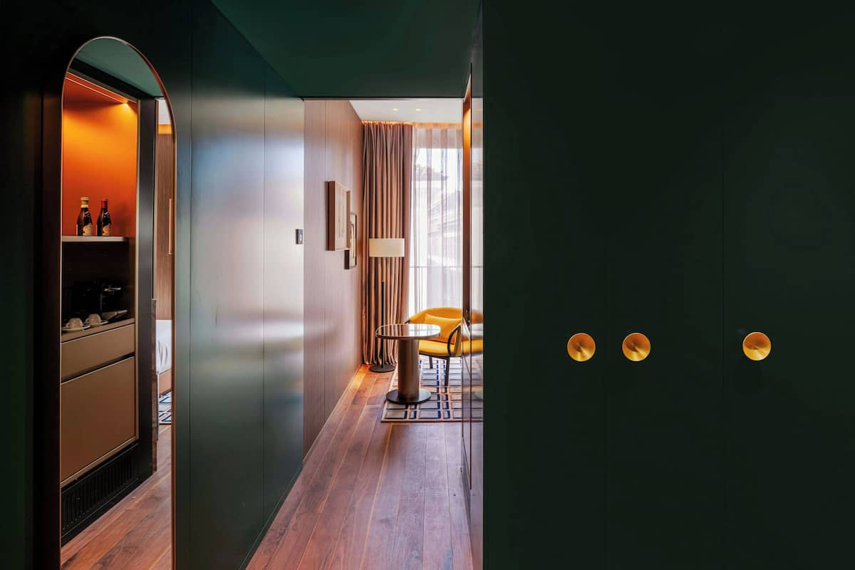 Habitació, 1 llit de matrimoni gran, no fumadors, vistes a la ciutat | 1 dormitori, roba de llit hipoal·lergògena i minibar