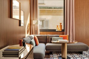 Suite panoramique, 1 très grand lit, vue sur la ville | Aire de séjour | Téléviseur à écran plat de 50 po avec télévision numérique, Netflix