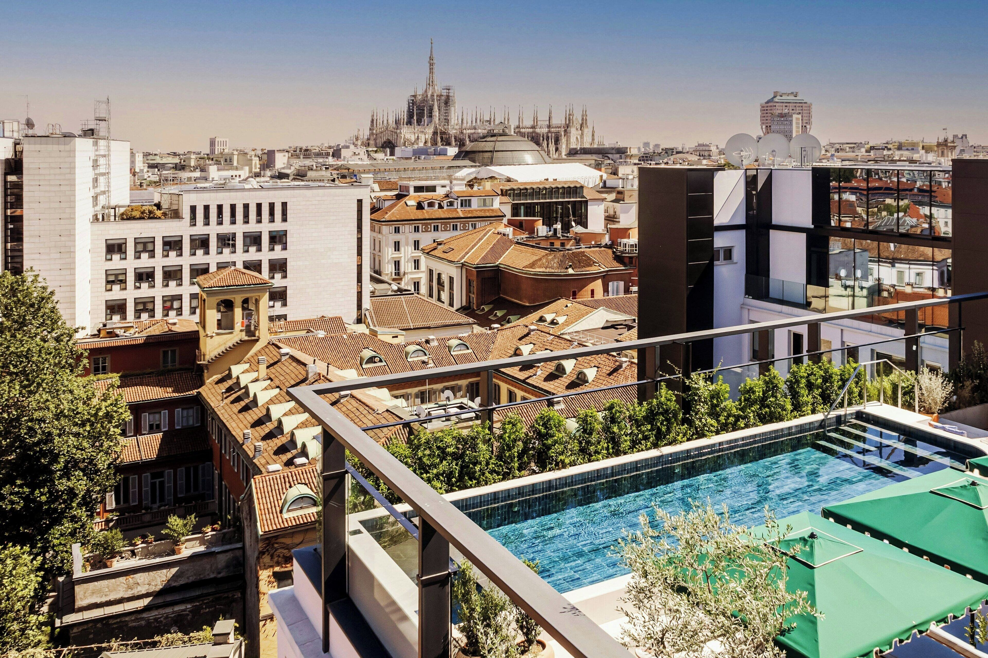 Piscina externa, funciona das 9h às 19h, guarda-sóis, espreguiçadeiras