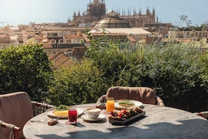 Daily continental breakfast (EUR 42 per person)