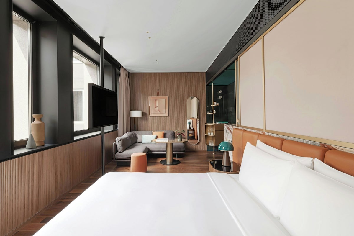 Junior Suite, 1 King Bed, Non Smoking, City View | 1 bedroom, hypo-allergenic bedding, minibar, in-room safe