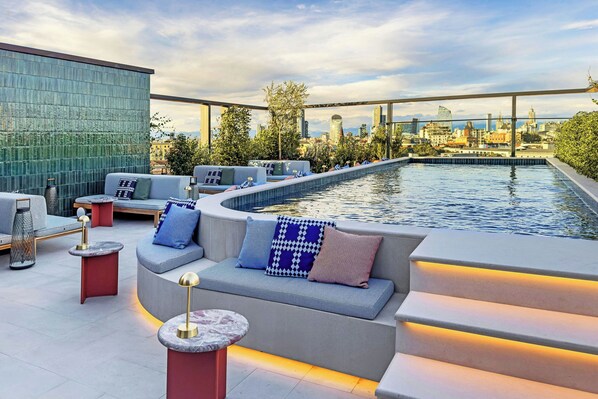 Piscine extérieure, accès possible de 9 h à 18 h, parasols