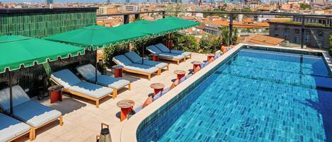 Außenpool, geöffnet von 08:00 Uhr bis 17:00 Uhr, Sonnenschirme