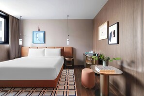 Rom – deluxe, 1 kingsize-seng | Allergitestet sengetøy, minibar, safe på rommet og blendingsgardiner