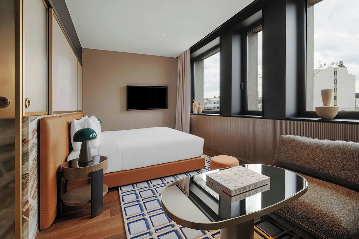 Room, 1 King Bed, City View | Hypo-allergenic bedding available, minibar, in-room safe