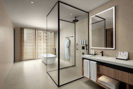 Executive-Suite, 1 King-Bett und Schlafsofa, Stadtblick | Badezimmer | Regendusche, Haartrockner, Bademäntel, Hausschuhe. Courtyard by Marriott Prishtina